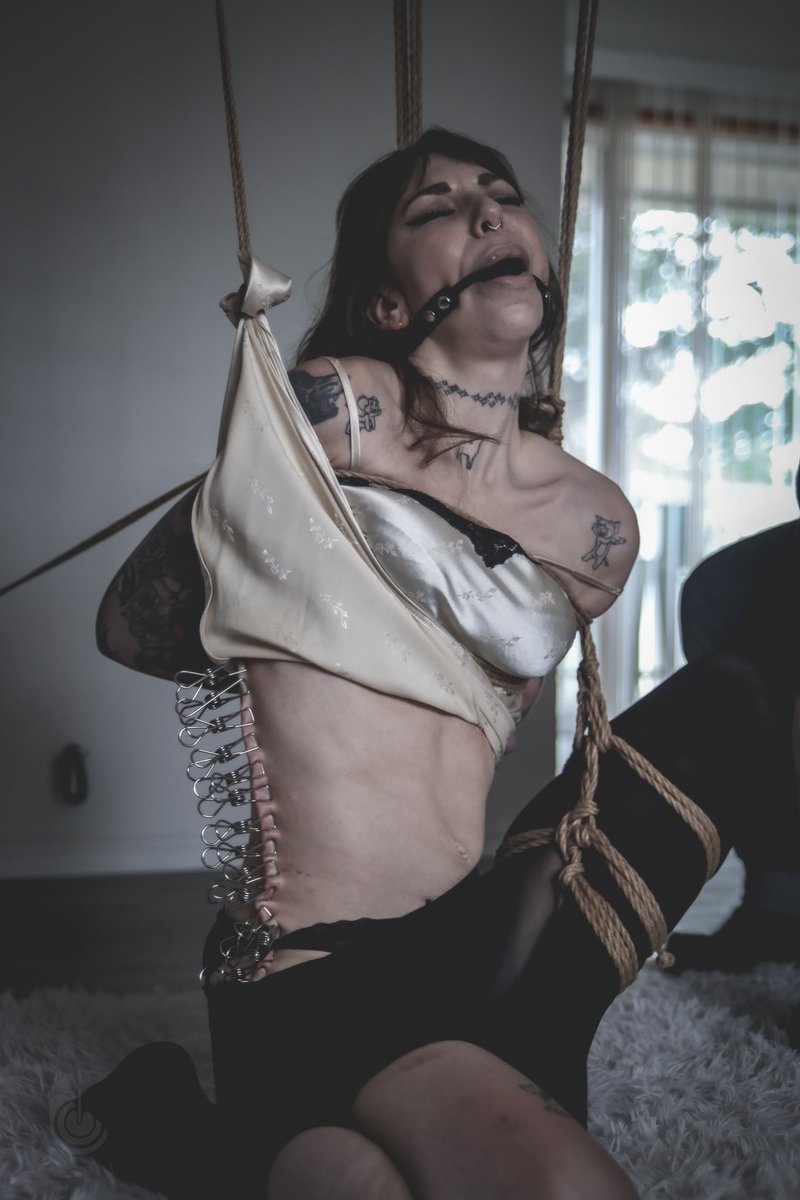 I'm running a WE SURVIVED 2025 sale on my Fansly Not Vanilla tier until NYE! Come see what kinds of things I like to get up to with my friends.

fans.ly/biankastrange

Rope and clips and photo by <a href="/deepwebs/">澪🇦🇬＠焼酎が好き⸜( ´ ꒳ ` )⸝</a> (ig) and @knaughtydevil (ig)

#shibari #masochist #bdsm #ballgagged