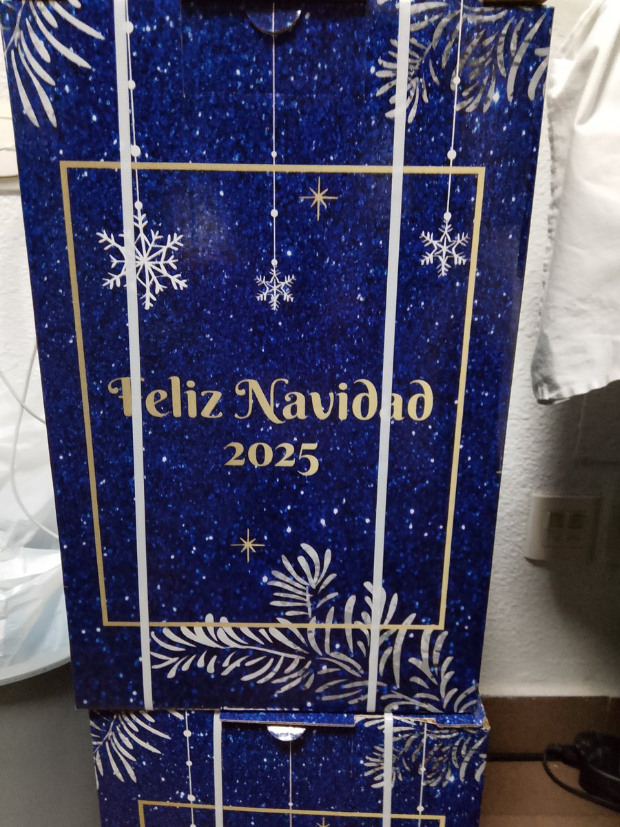 queplus's tweet image. El día 22 tuve una grata e inesperada sorpresa porque estando trabajando este diciembre en una residencia para mayores para el Grupo Eulen, tuvieron el detalle que agradezco mucho, de entregarme una cesta de Navidad. Había olvidado que estas cosas pueden pasar y son de agradecer
