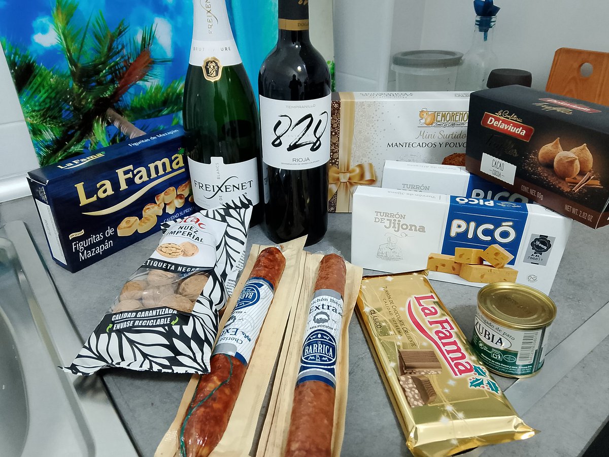 queplus's tweet image. El día 22 tuve una grata e inesperada sorpresa porque estando trabajando este diciembre en una residencia para mayores para el Grupo Eulen, tuvieron el detalle que agradezco mucho, de entregarme una cesta de Navidad. Había olvidado que estas cosas pueden pasar y son de agradecer