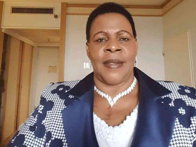 CrimeWatchZW's tweet photo. According to an article by @citezw, Zimbabwe’s Parliament spent US$400,000 to upgrade the private home of Senate President Mabel Chinomona. 

The money was used to buy luxury items such as curtains, beds, kitchen appliances, vases, and flower pots. An investigation by CITE found that these purchases did not follow required tender procedures. The spending was flagged by Auditor General Reah Kujinga in her 2023 and 2024 audit reports on Parliament.

Link to the full story in the comments!
