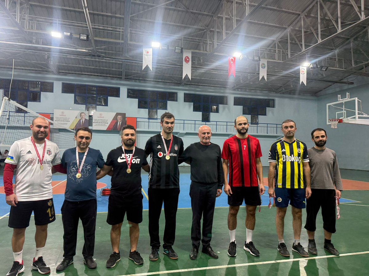 İlçe Gençlik ve Spor Müdürlüğü tarafından düzenlenen Voleybol Turnuvalarında, öğretmenlerimizden oluşan Eğitim Gücü Voleybol Takımımız, turnuvaya katılan diğer takımlar arasında üstün bir performans sergileyerek ilçe birincisi olmuştur. 🏐🥇

Eğitim camiamızı başarıyla temsil