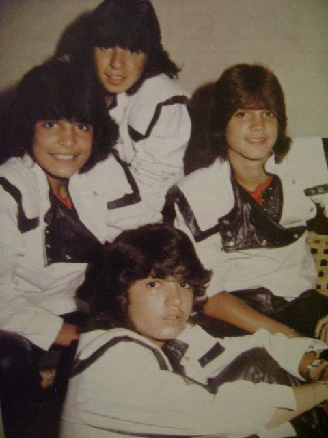 Cuántos ensayos, cuantas anécdotas. Cuando éramos niños y todo parecía un juego. Tu recuerdo se queda para siempre. 

Descansa en paz 🙏🏼