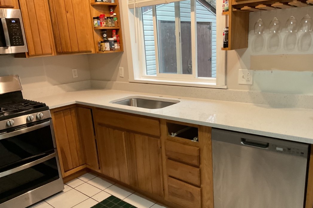 masterscounters's tweet image. This #kitchen got a clean, bright refresh with #Quartz Icy White,  a simple change that made a huge impact. ✨
✔ In stock and on sale for $45/sq ft
This is a great example of how the right material can completely transform a space.
zurl.co/vMm1A