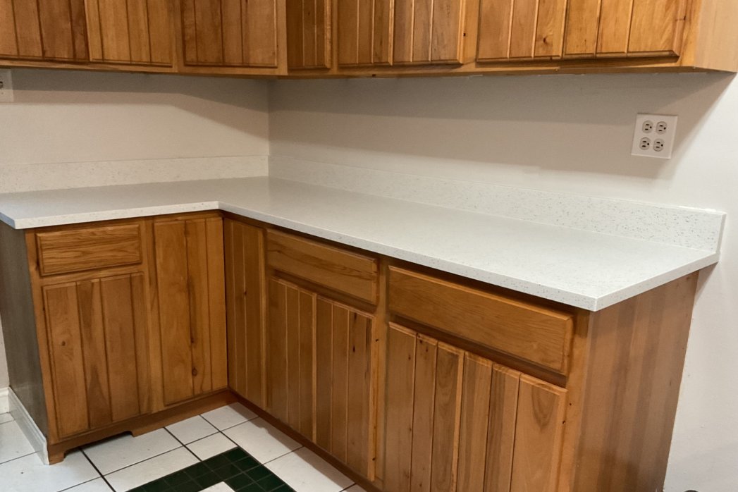 masterscounters's tweet image. This #kitchen got a clean, bright refresh with #Quartz Icy White,  a simple change that made a huge impact. ✨
✔ In stock and on sale for $45/sq ft
This is a great example of how the right material can completely transform a space.
zurl.co/vMm1A