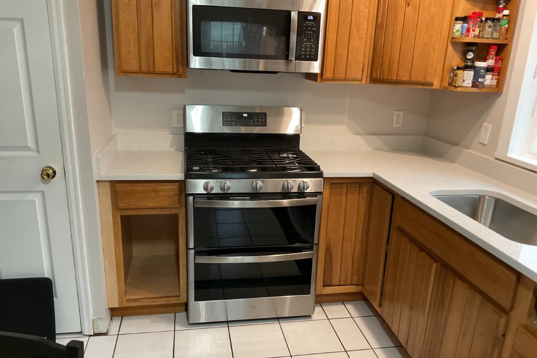 masterscounters's tweet image. This #kitchen got a clean, bright refresh with #Quartz Icy White,  a simple change that made a huge impact. ✨
✔ In stock and on sale for $45/sq ft
This is a great example of how the right material can completely transform a space.
zurl.co/vMm1A