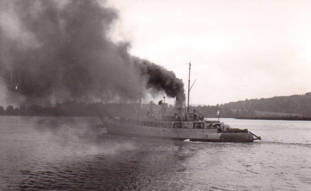 Bar class boom defence vessel HMS Barrington (Z 59): Commissioned 24.12.40.

Built by W. Simons &amp; Co. Ltd. Renfrew, Scotland.