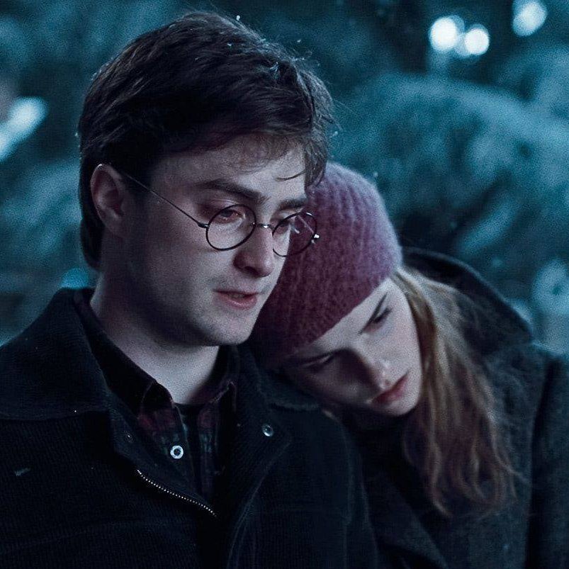Hogwartssite's tweet image. "Harry, creo que es Nochebuena".

Un día como hoy de 1997, Harry Potter visitaba por primera vez la tumba de sus padres junto a su mejor amiga Hermione Granger.