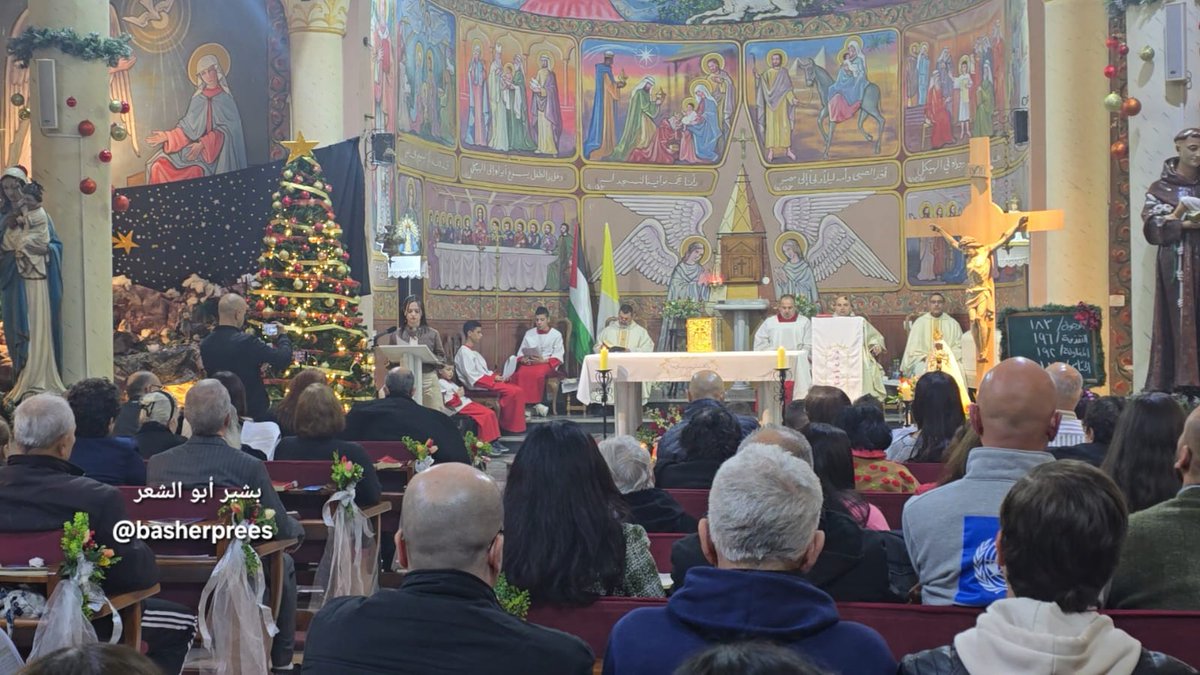 المسيحيون في قطاع غزة يؤدون صلاة قداس ليلة عيد الميلاد داخل كنيسة ...