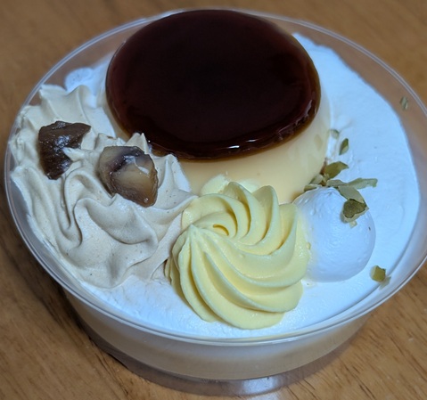 witchhatter's tweet photo. 祈りが通じてよかった
思いのほか早く当たってびっくり
本日のデザートはこちら
ぴゅこと同じケーキは探しても見つからなかったので近所のスーパーで買ってきました

#ぴゅ国王への愛言葉 https://t.co/sCEArJwtyP