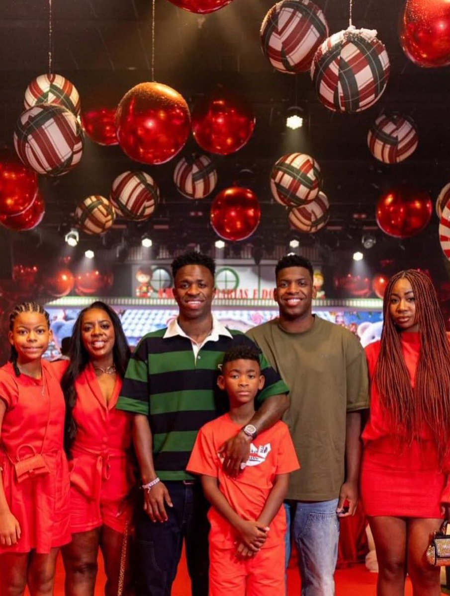 theMadridZone's tweet image. Vini Jr. with his siblings and mom. 🎄