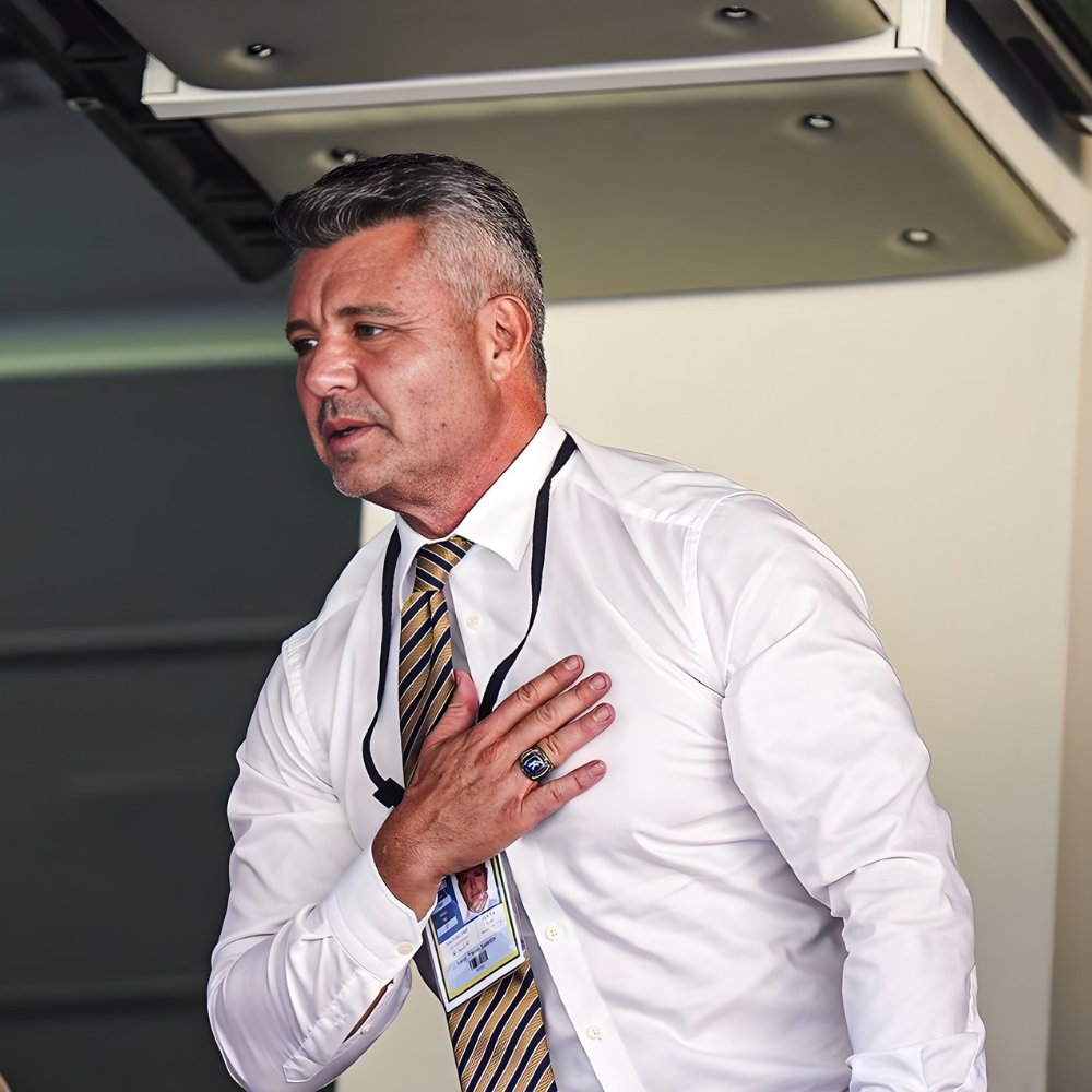 CHP’li Burhanettin Bulut:

“Fenerbahçe Başkanı ifadeye çağrılsa zaten gider; nitekim yurt dışında olmasına rağmen dönüp ifade vermiştir.

Buna rağmen asırlık çınar, milyonlarca taraftarı olan Fenerbahçe’nin başkanlık makamından gözaltına alınması kabul edilemez.

Kime, neyin