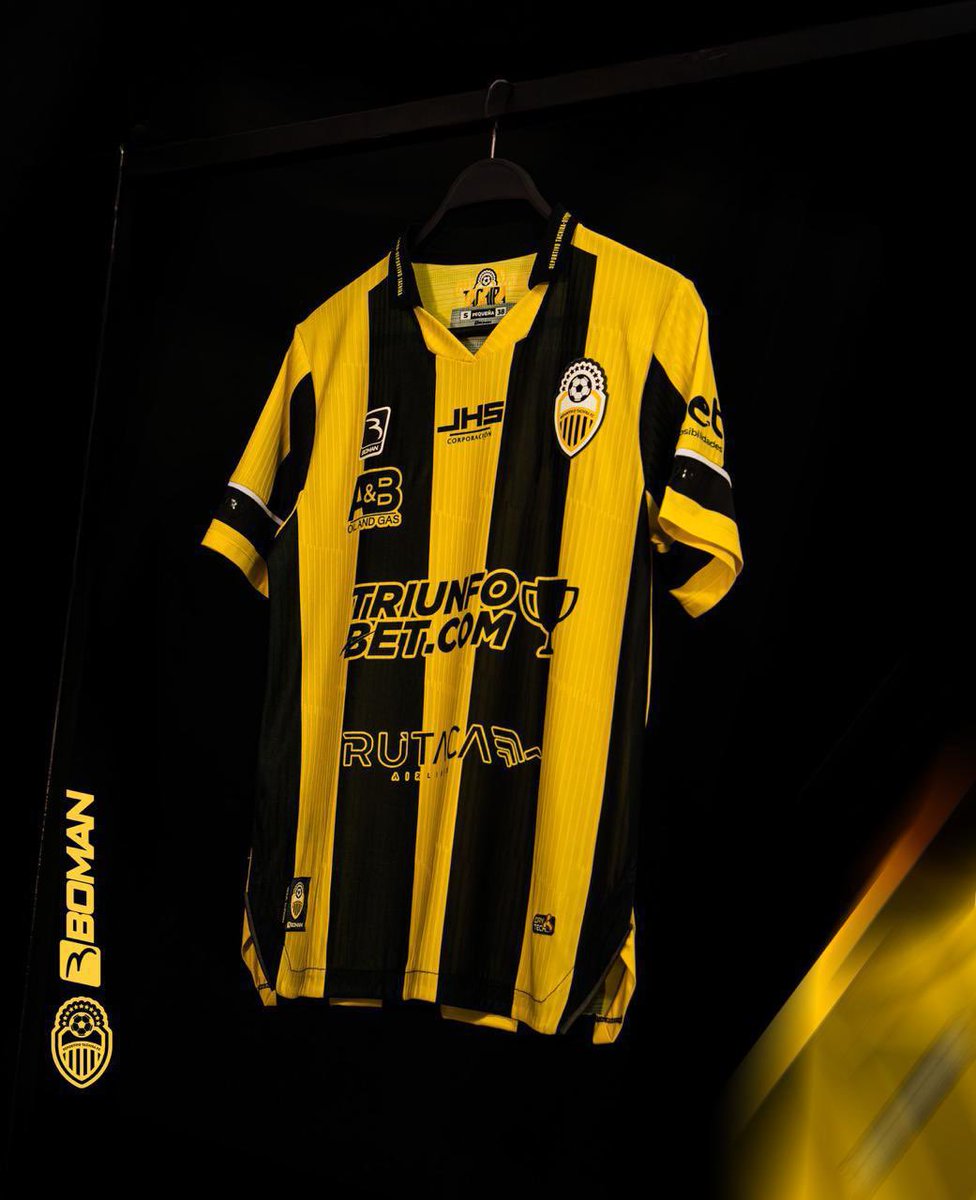 DvoTachira's tweet photo. 🎁 Hoy es un lindo día para estrenarla 🎄🪅

Una camiseta que representa la HISTORIA del Más Grande, que guarda momentos mágicos de nuestro pasado 📜🏆

¡Te esperamos en la Tienda Aurinegra! ✨

#VamosTáchira 💛🖤 https://t.co/nGCYzu7vOm