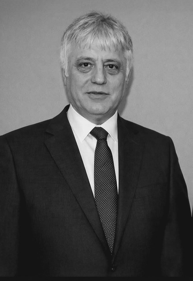 Çalışkanlığıyla, sevgisiyle, duruşuyla, saygınlığıyla, adilliğiyle, babacanlığıyla benim için ve çok sayıda genç akademisyen, öğrenci için eşsiz bir rol model olan Prof. Dr. Mustafa Köseoğlu Hocamızı kaybetmiş olmak, sözün bittiği yer dedikleri herhalde burasıdır.