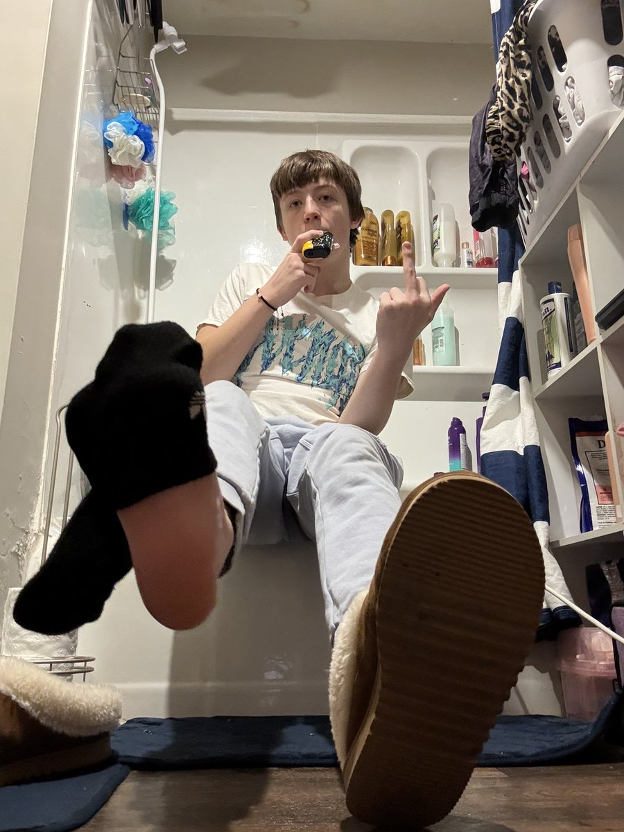 Master_Smitty4's tweet image. Come lick masters shoe clean and take my socks off you fucking 🐖 💸💸

#findom #feetworshi̇p #feetfetısh