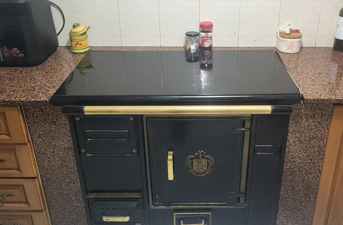 La cocina de casa los miós güelos na Nuechebona del 21 y la mesma cocina güei. Yéramos ricos y nun lo sabíamos... 

Aunque pase'l tiempu, prestosa Navidá✨️