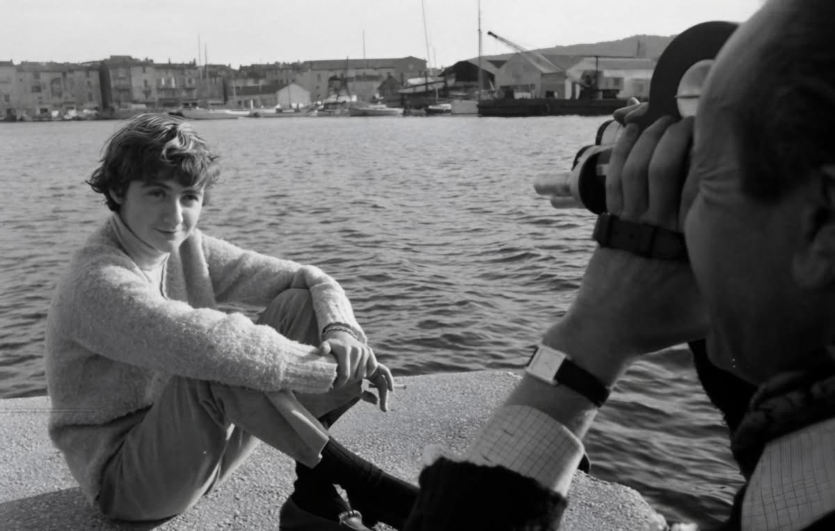 إن الحُبّ شيء آخر. هناك الحنان الدائِم والعذوبة والشَوق، وهناك أشياء لا تستطيعين أن تَفهمِيها. أن تُحِبّ شخصًا آخر يعني أن تُحِبّ سعادتُه.

• فرانسواز ساغان، من رواية Bonjour tristesse.