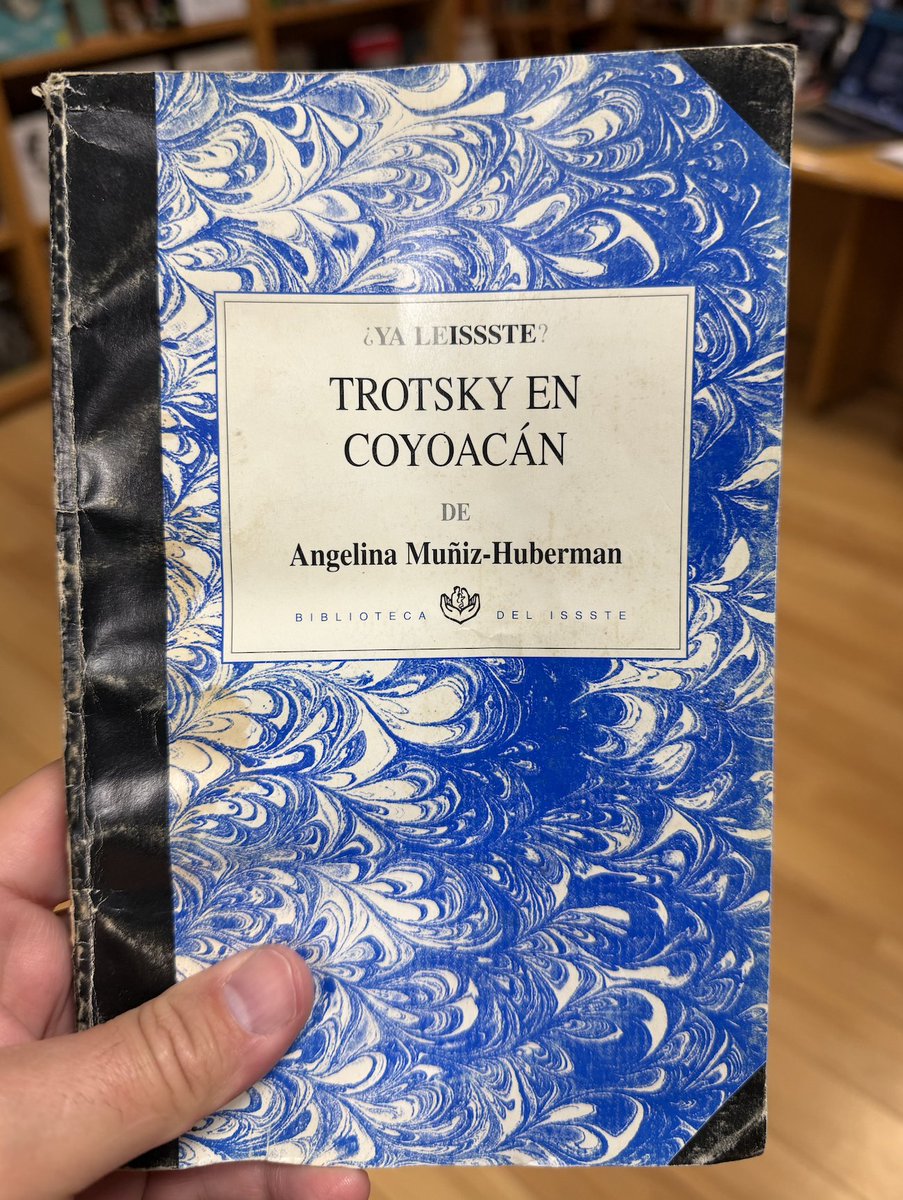 Trotsky en Coyoacán no es historia: es narrativa. Y la narrativa no sirve para “contar lo que pasó”, sino para darle sentido a lo que duele. Antes que archivos y fechas, los seres humanos necesitamos relatos para ordenar el miedo, el exilio, la violencia, la muerte. Por eso la