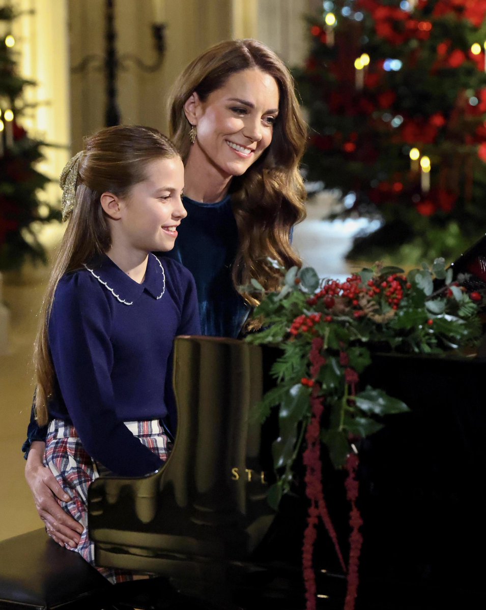 The Princess of Wales and Princess Charlotte have played a beautiful piano duet for Catherine’s Christmas Carol service! ❤️🎶🎹