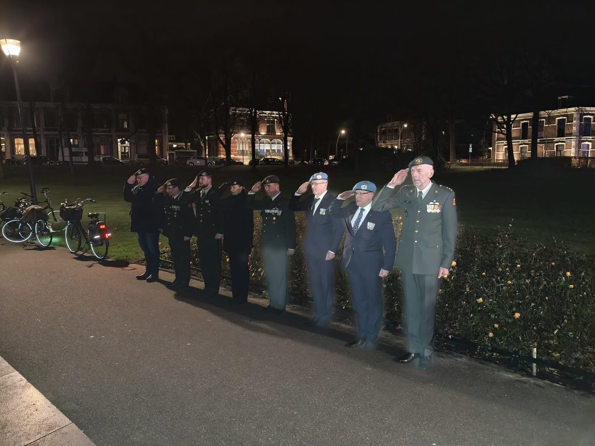 Inmiddels een traditie, op kerstavond met de Vereniging Veteranen Zwolle kaarsen aansteken bij de diverse monumenten die in Zwolle staan. Mooi om op deze manier iedereen te herdenken. Fijne feestdagen allemaal!