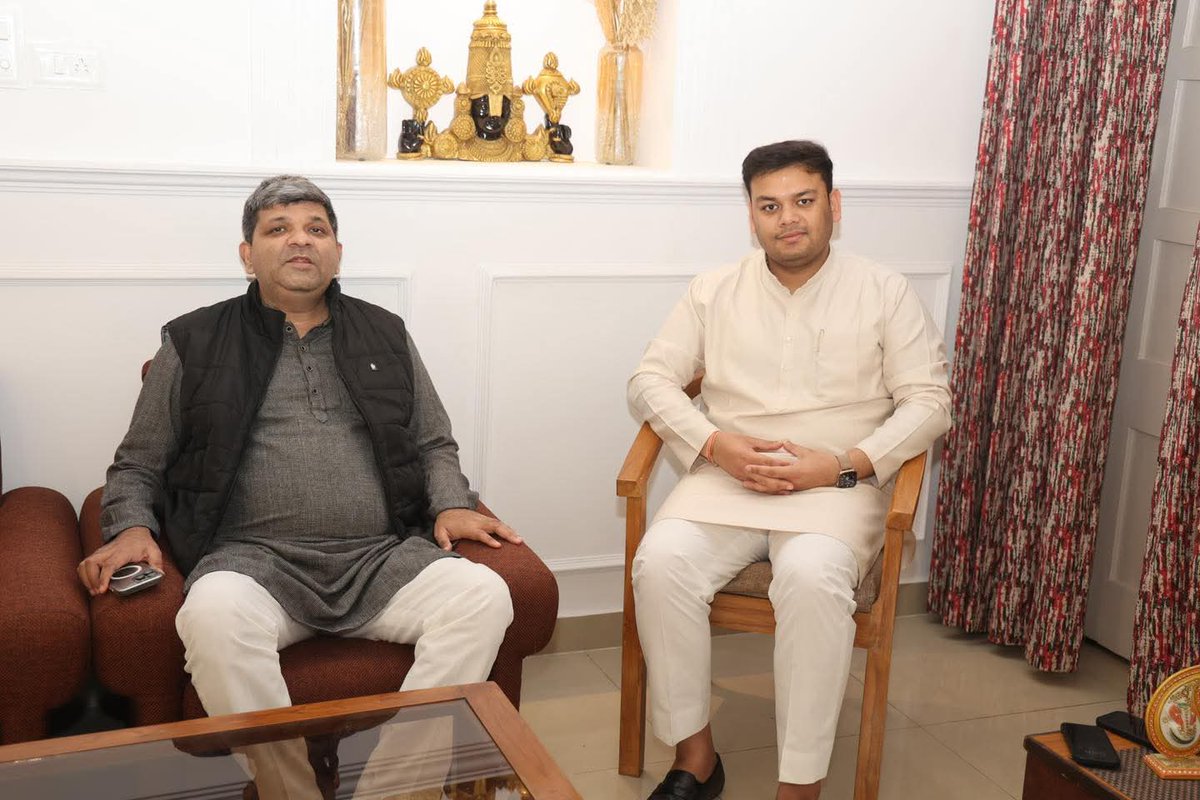 🔥इतिहास गवाह है कि "वोटों के विक्रेताओं"
को समाज कभी माफ़ नहीं किया है!

यह सूक्ति "69 हजार शिक्षक भर्ती" के पिछड़े-दलित युवाओं और उनके लोगों की "नसों में चेतक"
की तरह दौड़ रही है!

विश्वास है:
दौर आयेगा, गुलामी हारेगी,
निज़ाम बदलेगा!

#69000_शिक्षकभर्ती_आरक्षण_घोटाला