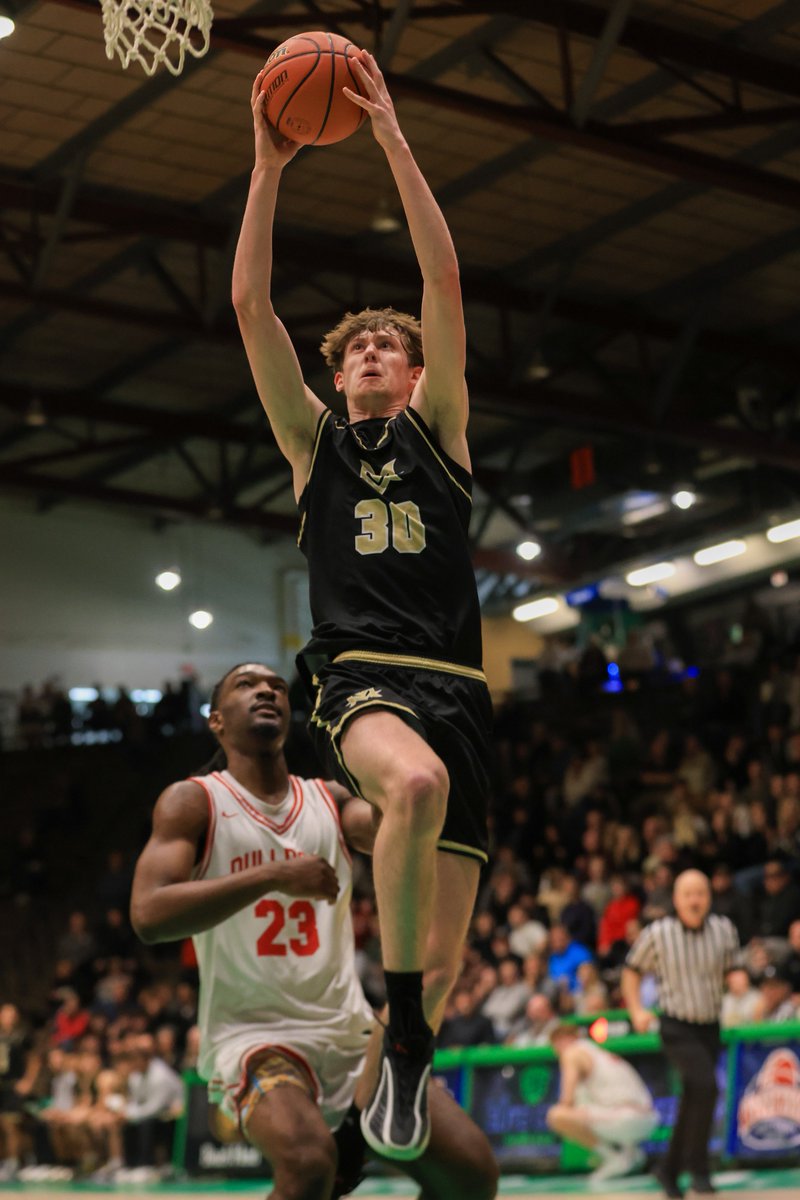 Pathfindar's tweet photo. I was in New Castle as Crown Point had a 60-56 victory over Mt. Vernon in the championship of the Hall of Fame Classic.  See the rest of the pictures, read the story by @KyleNeddenriep and see video by @ClarkWade34  at the Indy Star.

@IndyStarSports @CPHSSports https://t.co/k3Jhloz7WE