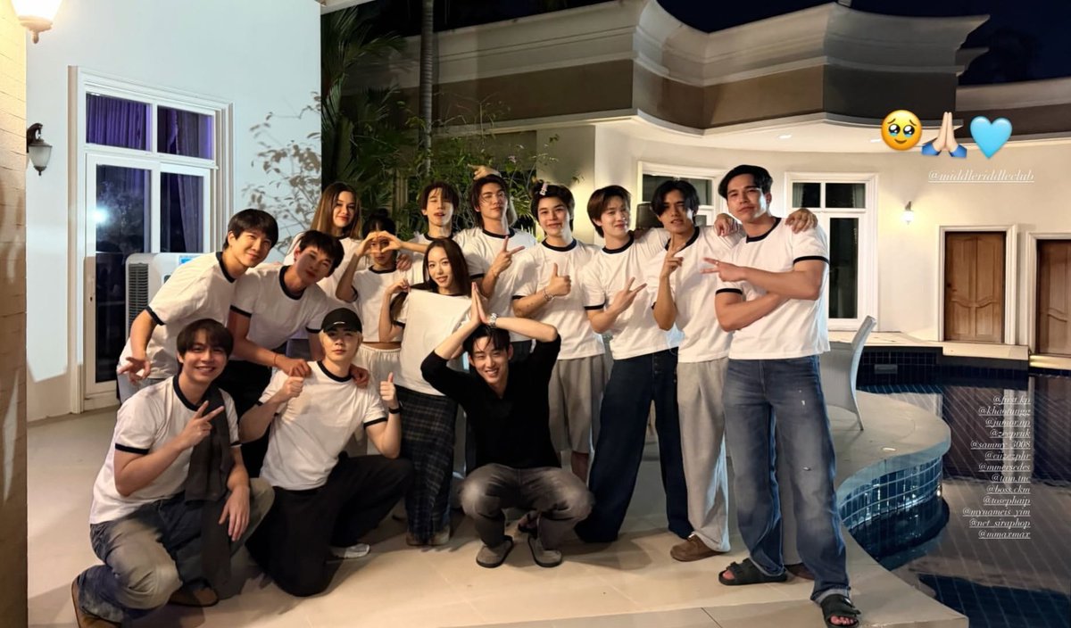 แล้วตอนแรกทุกคนไม่ได้ใส่เสื้อน้องเอสงะ แต่พอเอสไปถึงทุกคนก้ใส่เลย ฮือ เค้าน่ารักมากๆๆๆๆๆ น้องเอสถูกเลี้ยงอย่างดีจากพี่โต้ด แซมมี่ มิก เฟิ้ดข้าวตัง จูเนียร์ พี่ซี แม้ก เน็ต พี่ตั้ม ไซซี บอส และชาวแก๊ง small circleของน้องเอส เหนน้องเอสยิ้มมมเยอะๆ มะม๊ามีความสุขมากกกก