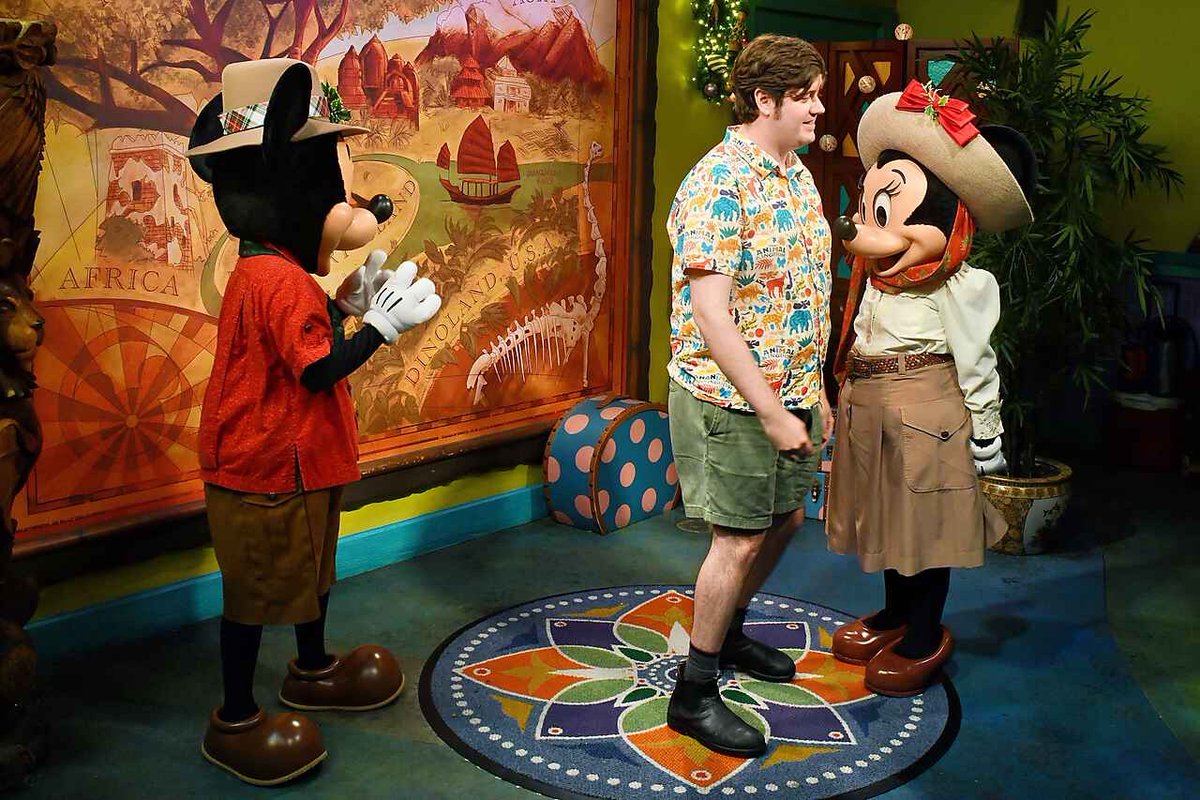 itsfuntobefree's tweet photo. Can we please please please get real photopass people back for indoor meet and greets https://t.co/GDFU2qG4Sn