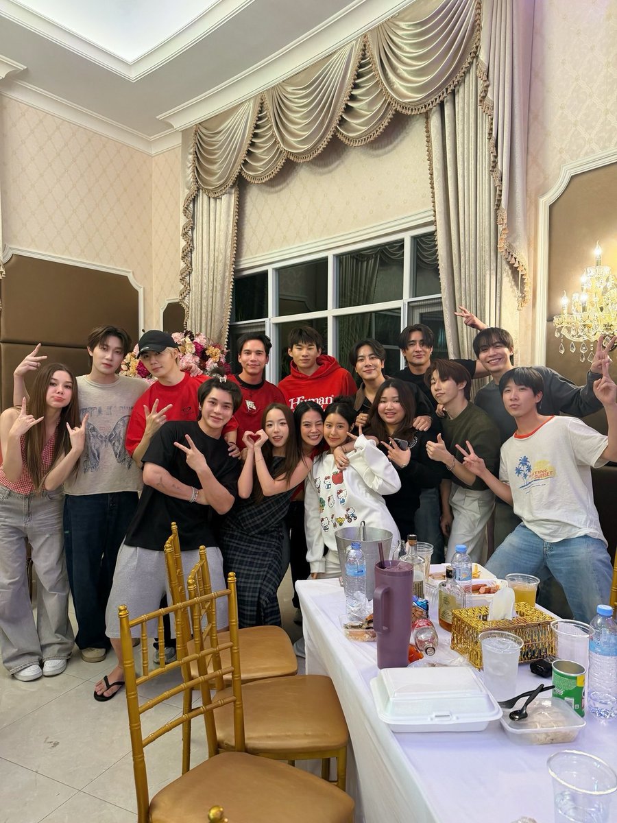 YILOVEY's tweet image. Christmas dinner with the gang. 

This time P’Earth joined them too 🥺🥺
#เอิร์ทมิกซ์ #EarthMix #Earthpirapat #mixxiw #firstkhaotung #ZeePruk #ciizezphr #mmaxmax #Mynameis_yim