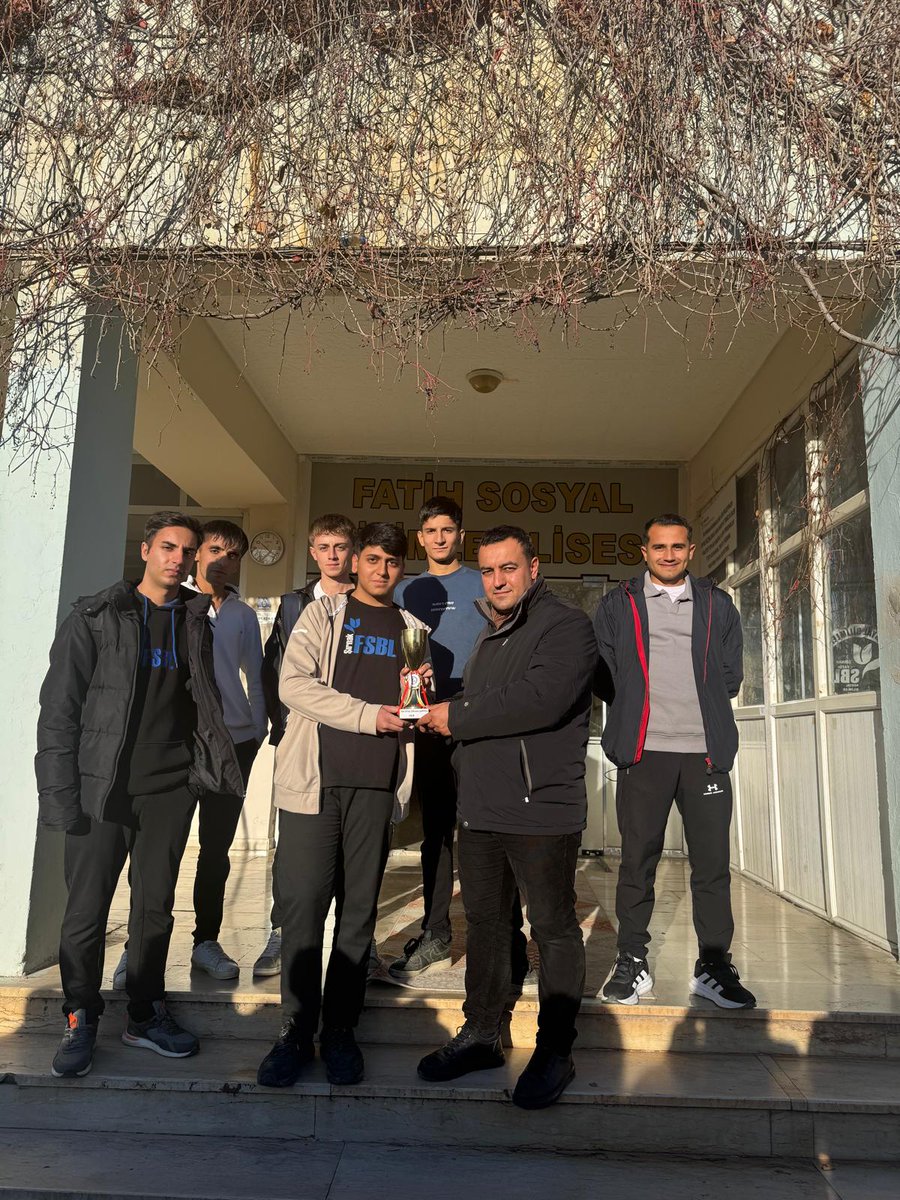 sbl_fatih's tweet photo. "Okulumla Sosyalleşiyorum" projesi kapsamında düzenlenen sınıflar arası futsal turnuvasının birincisi olan 12/A sınıfına kupaları okul müdürümüz Hüsnü Yiğit tarafından verildi. Öğrencilerimizi kutluyoruz.🏆💐⚽
@tcmeb @BirolEkici73 @idrisnas33 @sirnakmem73 @HsnYiit84184250 https://t.co/rUFuIZ3oeN