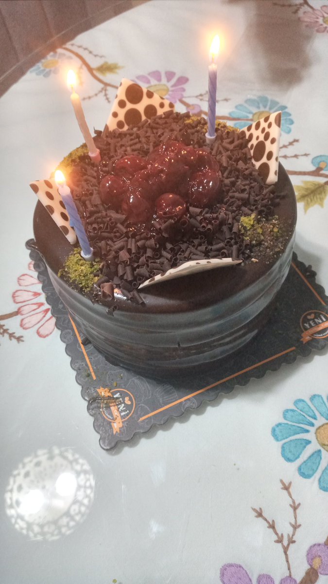 Bugün 28 oldum. Dile kolay 28 demek 23 yaşımdan sonra pek çok şey değişti aslında benim için. 23 yaşından sonra eksik büyüdüm. Bir yanım eksik devam ettim hep yola. Ama hayata karşı hep direndim ve gülümsedim. İyi olmaya çalıştım. Hedeflerimin bir kısmını tamamladım.Üniversiteye