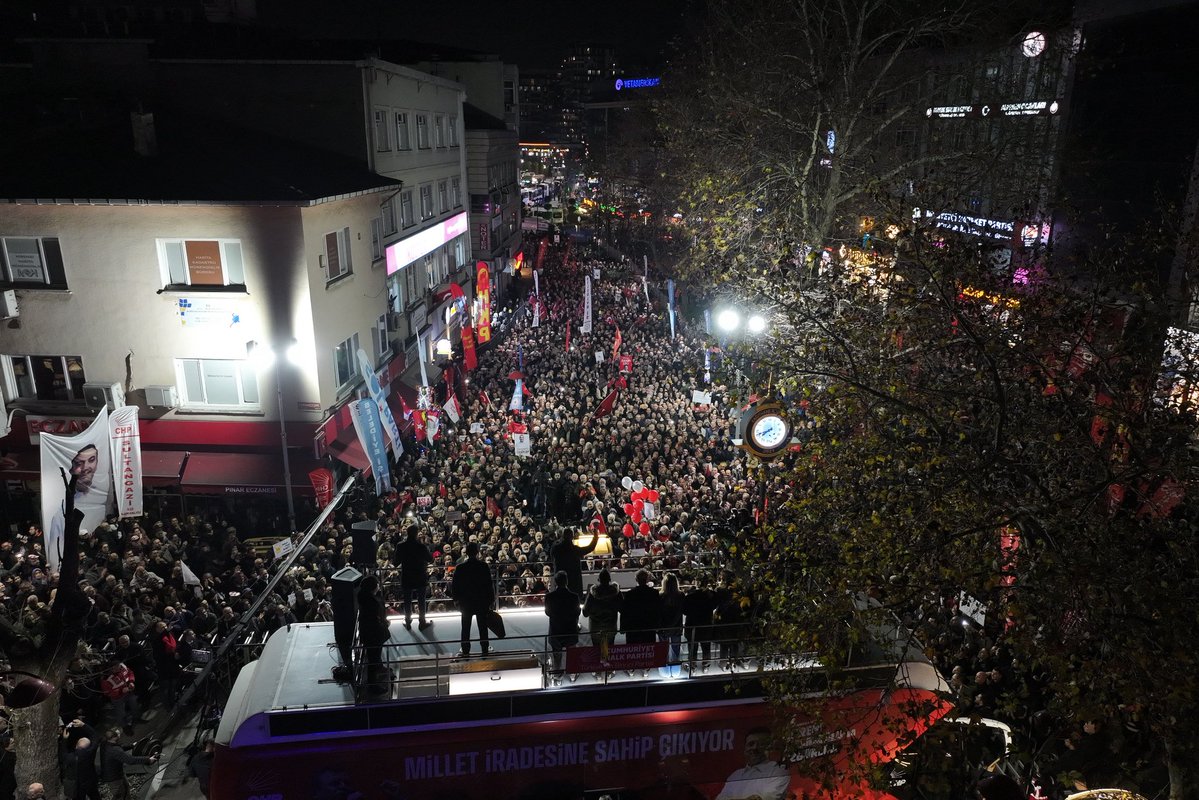 Kale yok, millet var! Geçim yoksa seçim var!
📍Kağıthane

Genel Başkanımız Özgür Özel öncülüğünde, Cumhurbaşkanı adayımız Ekrem İmamoğlu ve tutsak edilen tüm yol arkadaşlarımız için özgürlük ve adalet talebimizi Kağıthane Meydanı’ndan yükselttik.

Yoksulluğa, adaletsizliğe ve