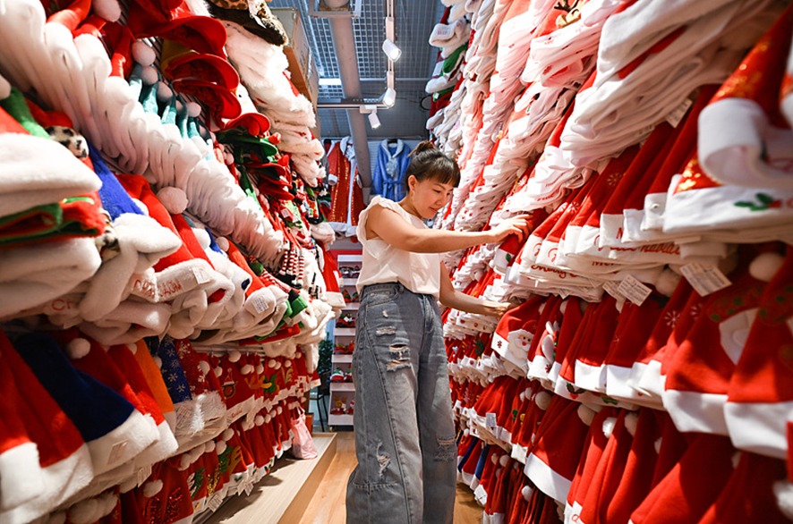 🎄📦 Yiwu, el motor comercial que conecta temporadas, mercados y culturas
Yiwu concentra cerca del 80 % de los pedidos globales de artículos navideños y exporta más de 20.000 tipos de productos a más de 100 países y regiones, reflejando la vitalidad del comercio internacional.