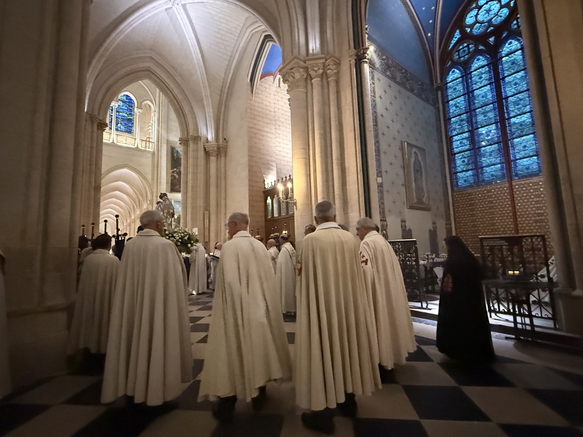 OESSJFrance's tweet image. En cette nuit de veillée en attente de la naissance de notre Sauveur, les Chevaliers et Dames de l’Ordre du Saint-Sépulcre vous invitent à vous unir à leur prière pour les habitants de Terre Sainte.