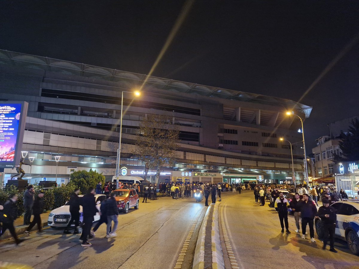 osmanckli's tweet image. Polis Şükrü Saraçoğlu önündeki Fenerbahçe taraftarlarının dağılmasını söyledi. Grup dağıldı.