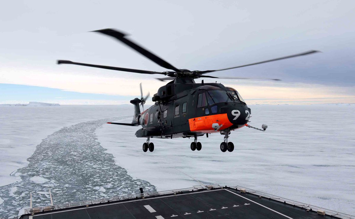 観測船「しらせ」のヘリコプター、搭乗時はヘルメット着用、真横から一列に整然と。氷海に飛び立ちます。　#南極 #観測隊 #しらせ #Antarctic