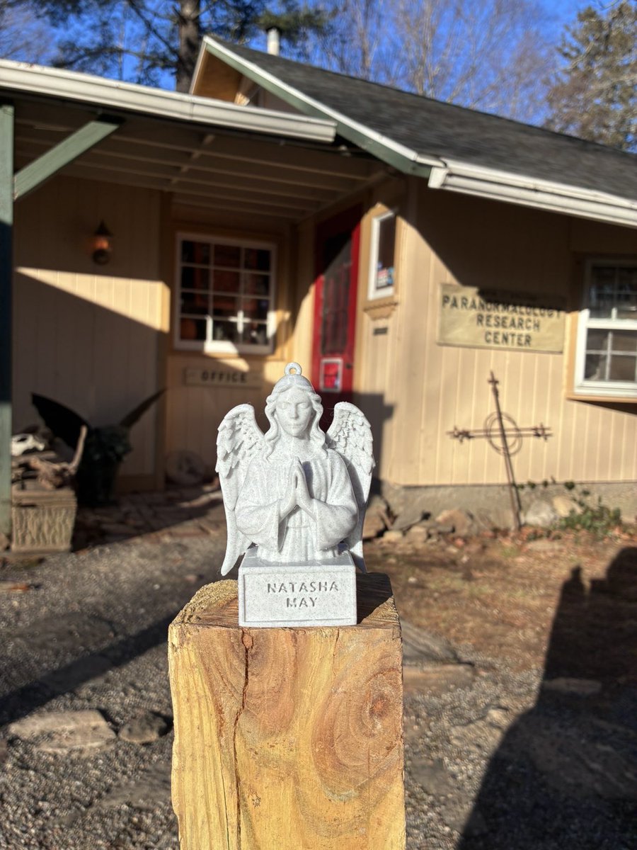Thank you to my boyfriend for my angel in front of the warren museum for Christmas!🥰🖤
And thank you to <a href="/EltonCastee/">Elton Castee</a> <a href="/mattrife/">Matt Rife</a> and crew! Glad to be part of this considering I can’t be there in person!😇