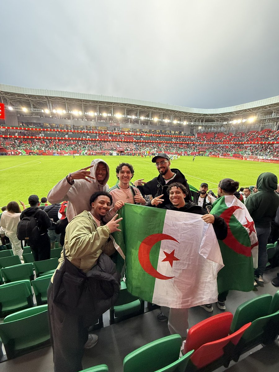 Samy26_7's tweet image. Cholé cholé cholé les algériens danger 

(On échange les drapeaux avec les frères soudanais)