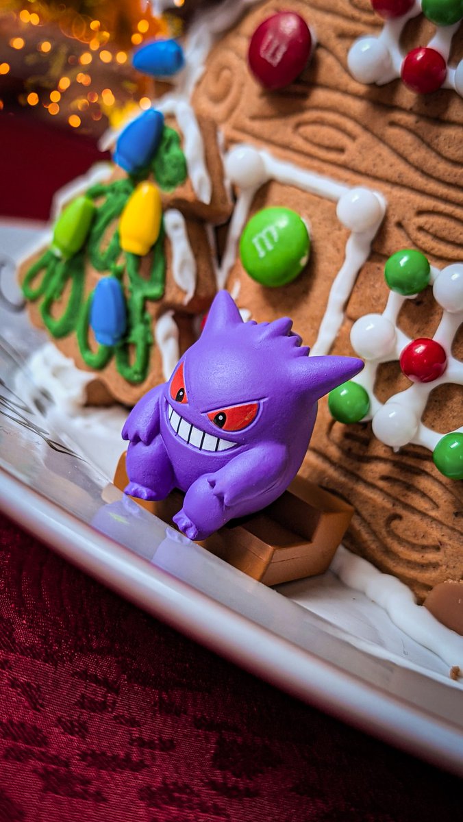 Who abandoned Gengar at the gingerbread house🎄