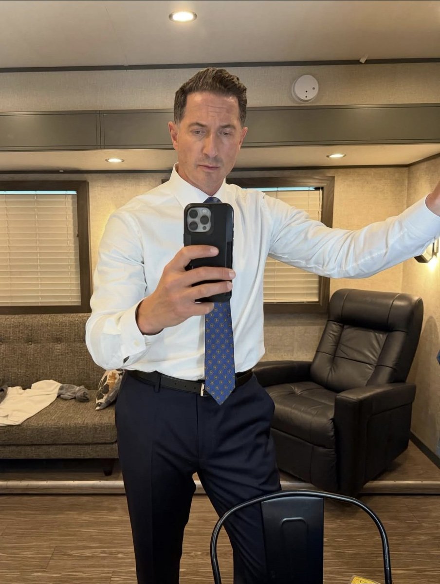 PiliTF's tweet image. Police Commisioner Ross Bogart on set. 📱👔
Tracker cbs returns from hiatus on Sunday, March 1, 2026
#trackercbs #cbstracker
Photos credit:#SashaRoiz #mrsasharoiz on Instagram 
#sasharoizsupportive