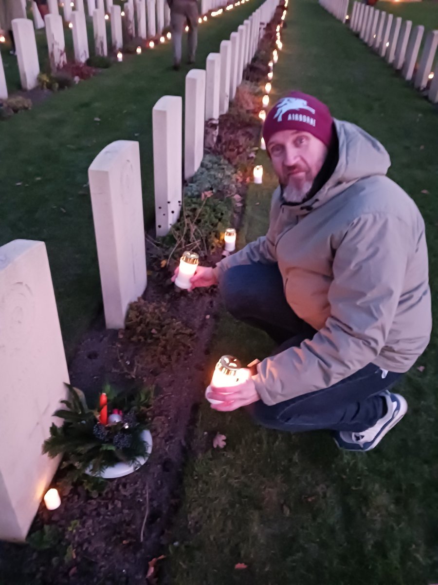 Vandaag traditie getrouw weer de oorlogsgraven in Oosterbeek in het licht gezet #lestweforget