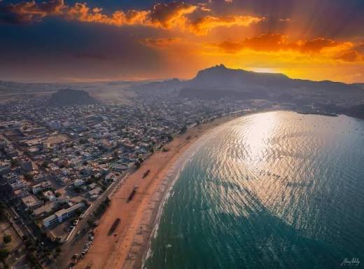 مشتاق أشوف البريقه 
والموج ذي في الجزيرة 

والليل في خور مكسر 
واعشق لياليه الطويلة 

—-
البريقة - عدن 🌷