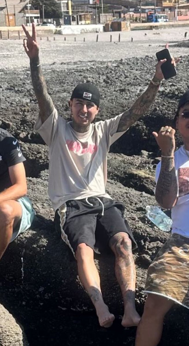 eulobster's tweet image. esse homem vira outra pessoa no Chile KKKKKKKKKKKK