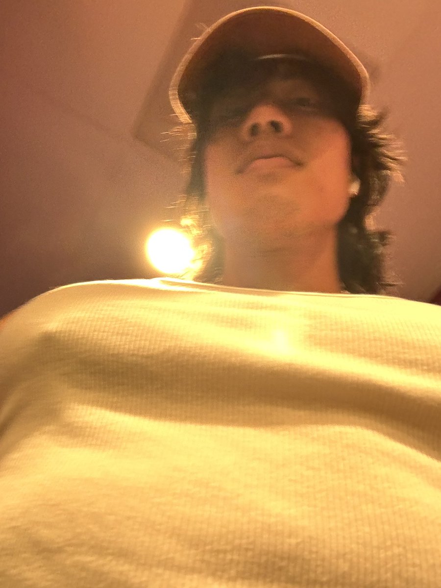 jaychonut's tweet image. i bought a bigger tank top today but my nips still stick out naurrrr 😤