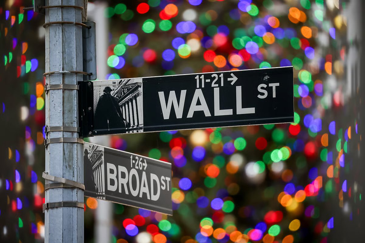 Daily_Decipher's tweet photo. A quiet session on Wall Street before Christmas saw stocks hitting all-time highs, with more signs the jobs market is not quickly deteriorating supporting bets on a soft economic landing. 

Investors are hoping for a “Santa Claus Rally”. https://t.co/6y6ne5UjYT