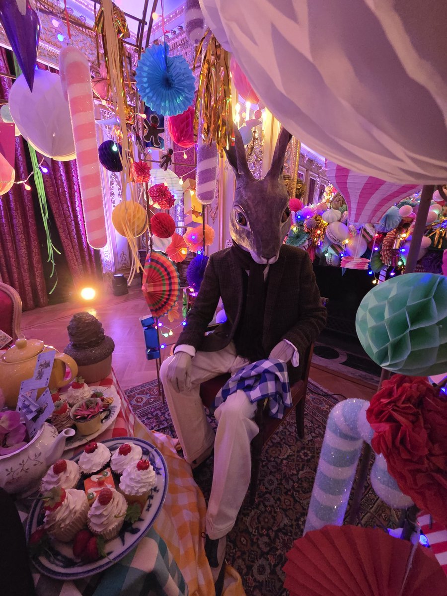 MsBritainKitten's tweet photo. Down the rabbit hole at #polsdenlacey Merry Christmas my darlings! 

#nationaltrust #Christmas #aliceinwonderland #History https://t.co/lE5Vz56DlB