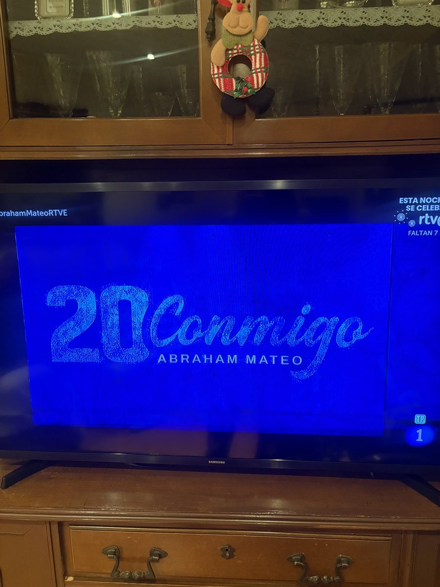 saapascual's tweet photo. Qué ilusión esto, un especial por su recorrido y sus 20 años de carrera, en la televisión nacional y un 24 de diciembre. Qué bonito ver como con paciencia todo le está llegando, está empezando ser profeta en su tierra y se le da el reconocimiento que merece. #AbrahamMateoRTVE https://t.co/KlgLMVQ8MM