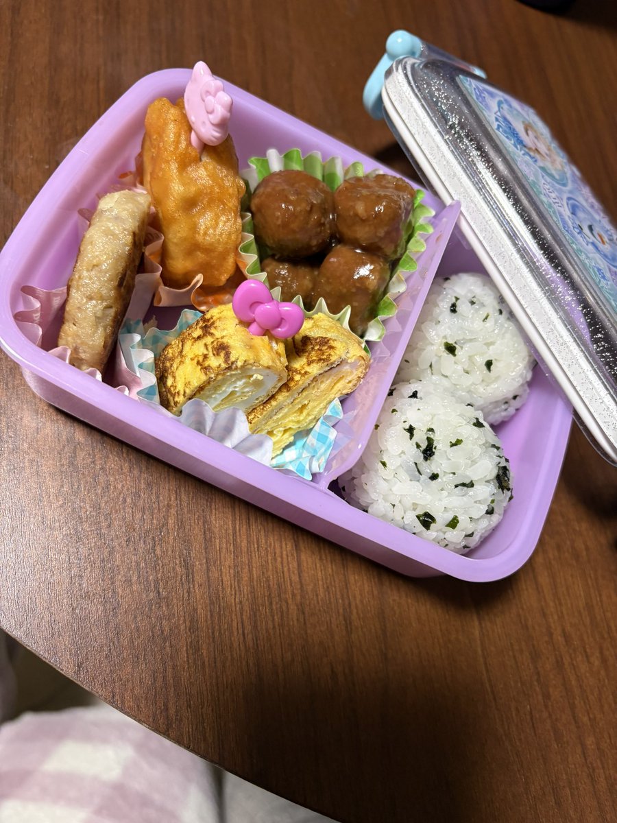 今日は娘の学童でクリスマス会なので🎄
お弁当作って送り出しました🍱
ちなみにクリスマスプレゼントの希望は生まれてウーモ？でした笑笑
私らの時代のファービーみたいなものですね🤣