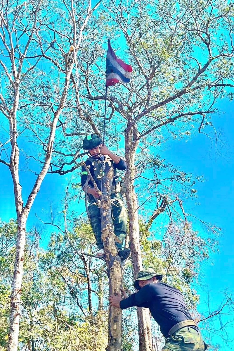 Deelert1's tweet image. "จุกอก!"
นี่คือธงชาติผืนที่ “จ่าเริง” จ่าสิบเอก สำเริง คลังประโคน นอนทับไว้ ตอนที่พลีชีพ โดยธงผืนนี้ “จ่าเริง” ตั้งใจ ที่จะนำขึ้นมาปักที่บนเนิน350 เมื่อยึดได้
ตอนนี้ พี่น้องสหายร่วมรบได้นำธงผืนนี้ขึ้นมาปักให้ “จ่าเริง” สมดังความตั้งใจของ“พี่เริง” สรรพนามที่พวกน้องน้องทหารเรียกขาน