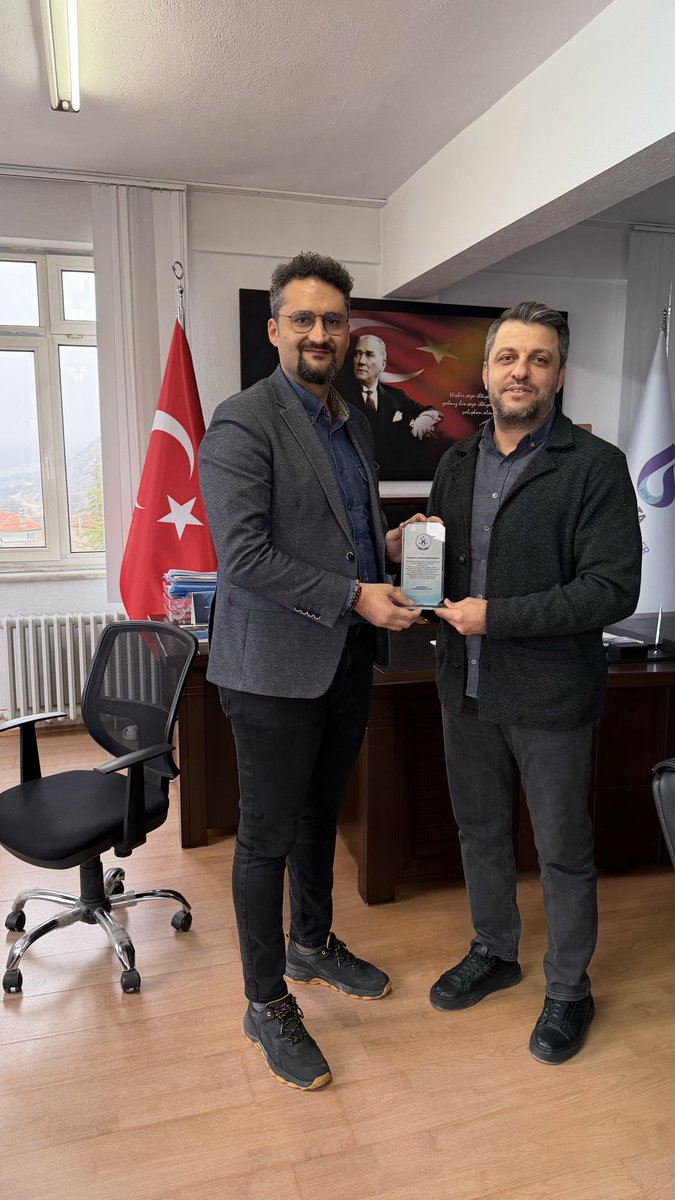 isubu_uluborlu's tweet photo. Yüksekokulumuzda akademik ve idari personelimizin katılımıyla Müdürlük devir teslim töreni gerçekleştirildi. Törende Doç. Dr. Muhammet Hamdi Mücevher, Müdürlük görevini Doç. Dr. İnan GÜMÜŞ’e devretti. @isubu32 @isubu_uluborlu https://t.co/29BtDTySPy