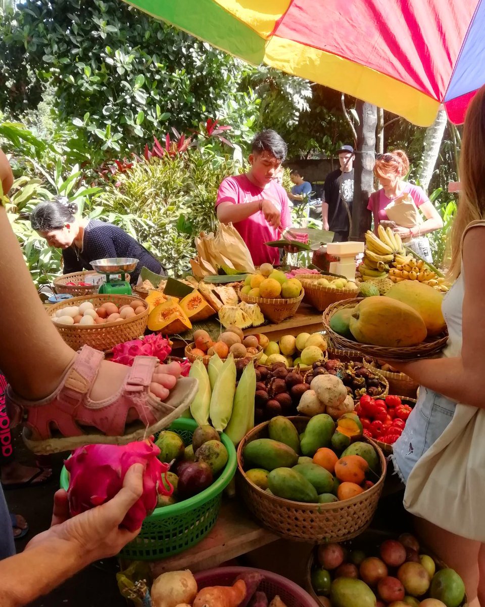 There is no better way to get to know a new place than waking up early for the local Farmer's Market. From the brightest dragon fruit to fresh snakeskin fruit and crisp veggies, this is where the real food magic happens.
.
.
.
.
.
#TravelForFoodHub #farmersmarket #eatlocal #Food